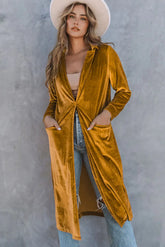 elegante abrigo largo de terciopelo amarillo